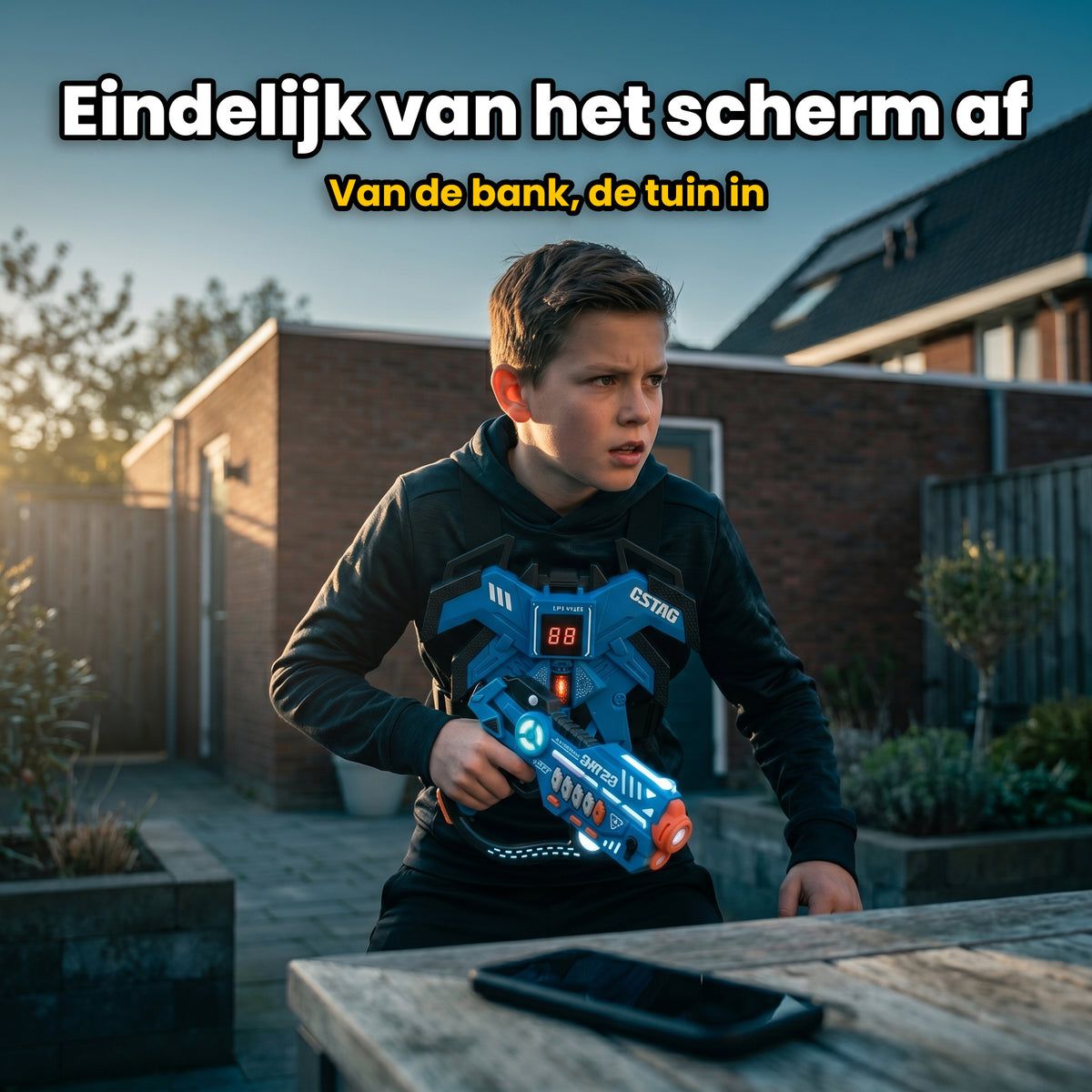 Jongen op de bank met telefoon, buiten schijnt de zon