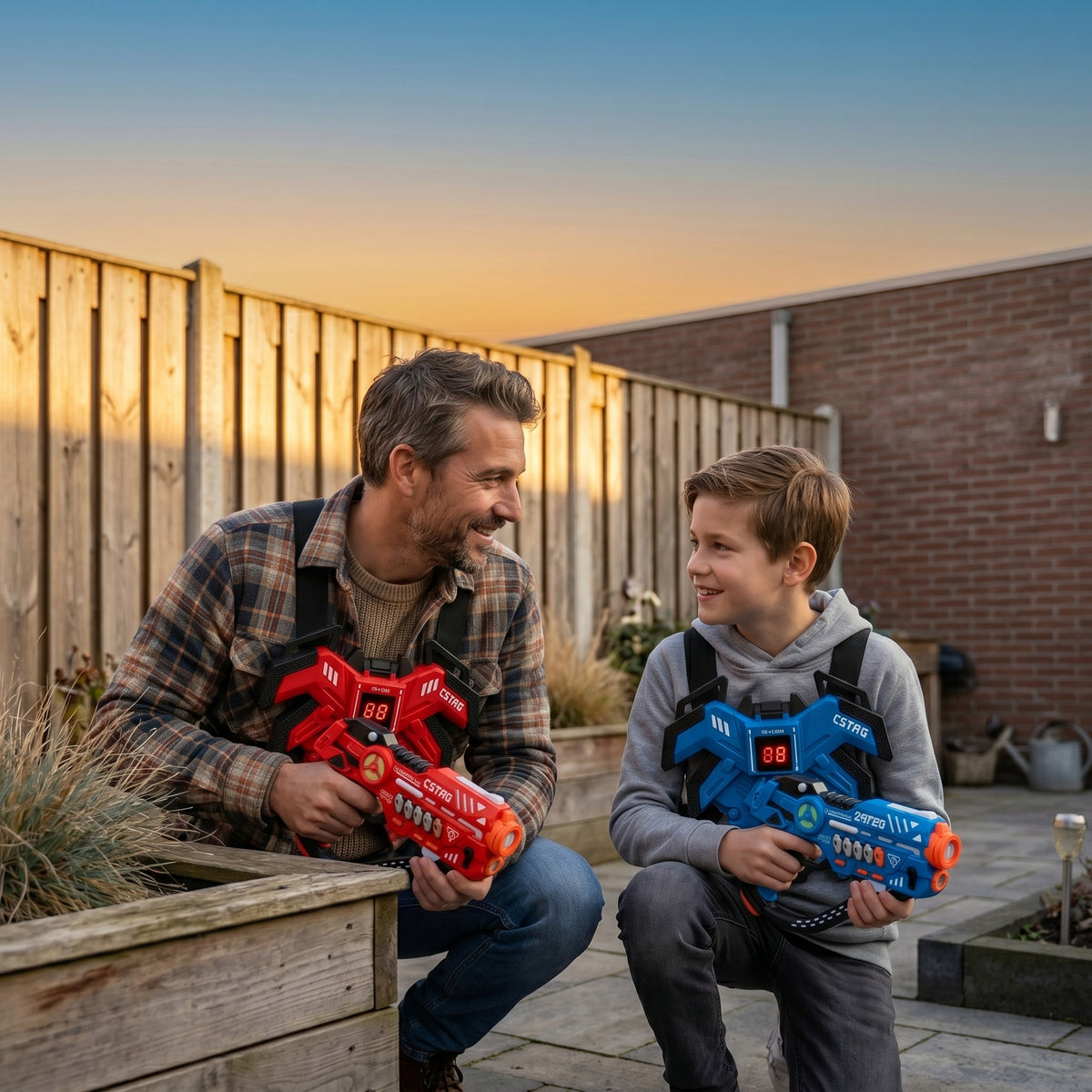 Vader en zoon tegenover elkaar in de tuin, beiden met vest